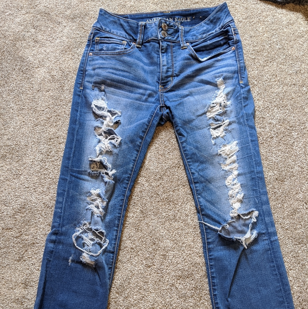 American eagle ripped denim capris